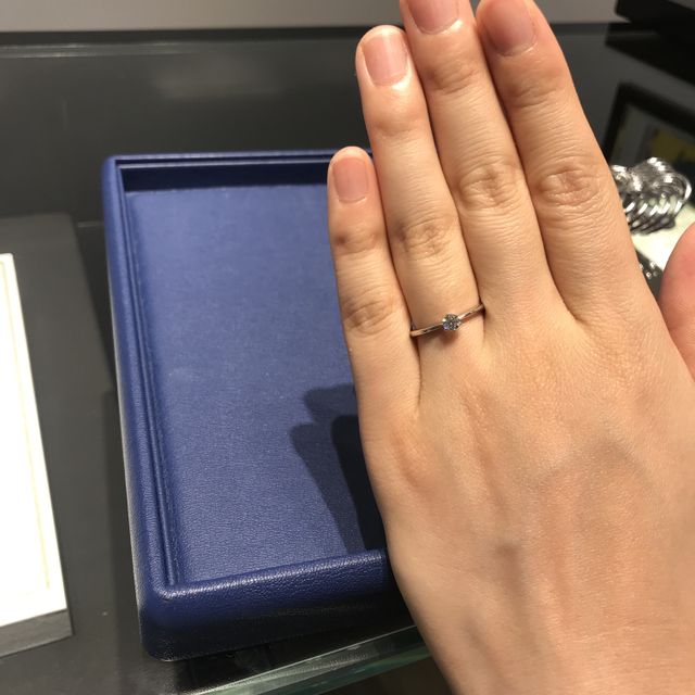 【銀座ダイヤモンドシライシの口コミ】 指輪の決め手
①シンプルなデザイン
ダイヤモンドが一石入っている、指輪自…