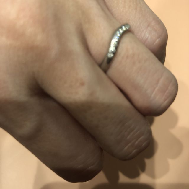 【ティファニー(Tiffany & Co.)の口コミ】 ダイヤ入りでエンゲージと合わせられる物を選びました。キラキラして、マ…