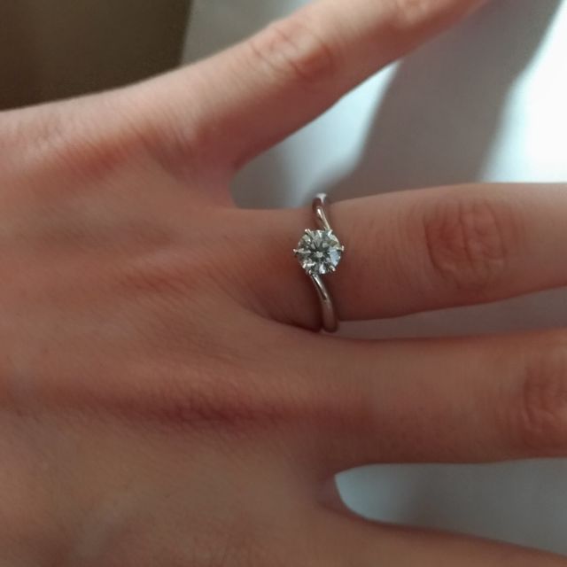 【カオキ　ダイヤモンド専門卸直営店の口コミ】 店員さんのおすすめということで選んだものでした。ダイヤモンドが大きく…