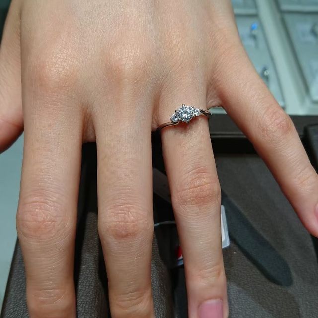 【アイプリモ(I-PRIMO)の口コミ】 左右対称で少しウェーブしています。両脇の2つのダイヤも少し大きめなので…