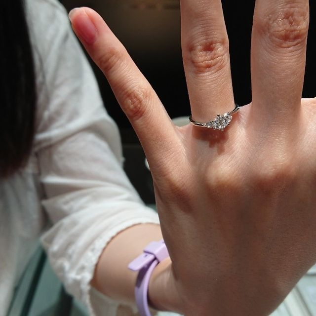 【アイプリモ(I-PRIMO)の口コミ】 左右対称で少しウェーブしています。両脇の2つのダイヤも少し大きめなので…