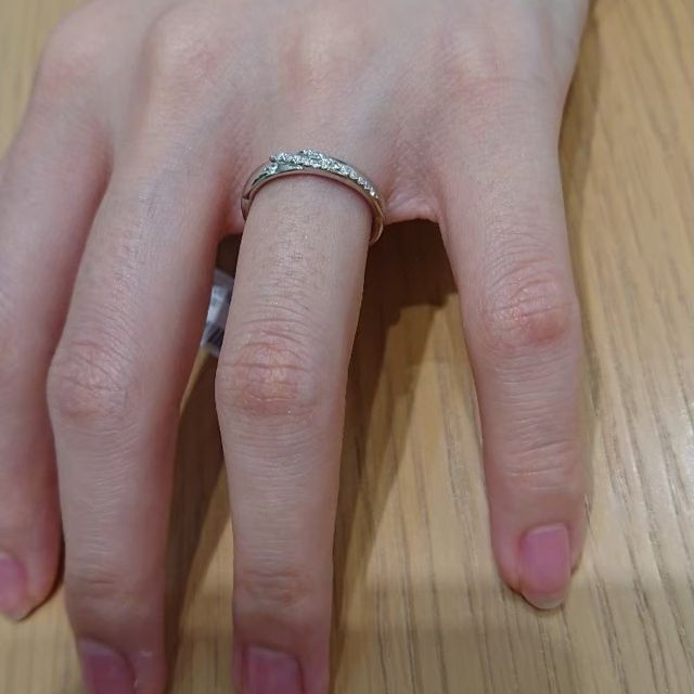 【STAR JEWELRY(スタージュエリー)の口コミ】 ストレートタイプの指輪ではありますが、虹や雲をイメージしているためか…