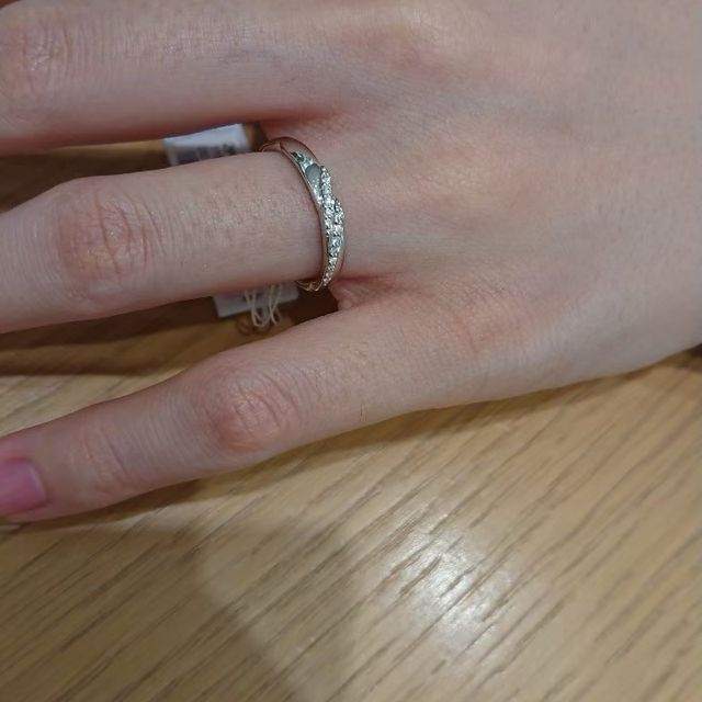 【STAR JEWELRY(スタージュエリー)の口コミ】 ストレートタイプの指輪ではありますが、虹や雲をイメージしているためか…