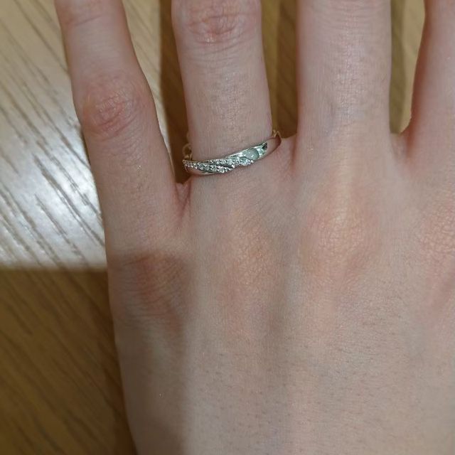 【STAR JEWELRY(スタージュエリー)の口コミ】 ストレートタイプの指輪ではありますが、虹や雲をイメージしているためか…