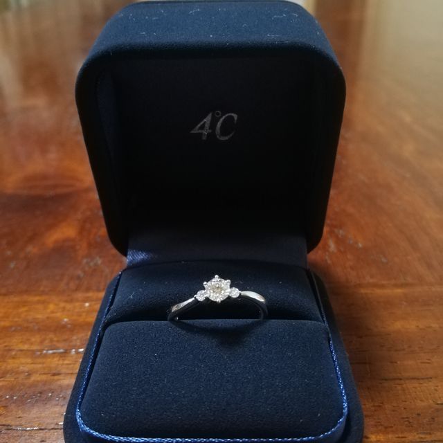 【4℃ BRIDAL(ヨンドシーブライダル)の口コミ】 婚約指輪はもともとは一粒ダイヤにしようと思っていたのですが、色々なリ…