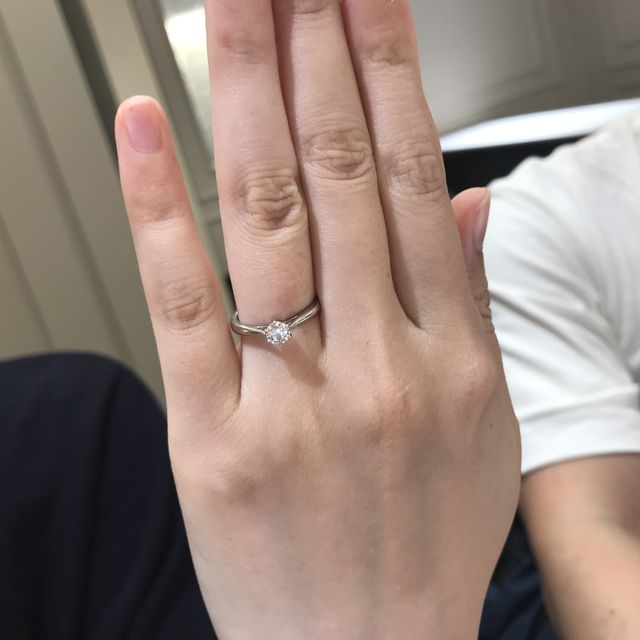 【ラザール ダイヤモンド(LAZARE DIAMOND)の口コミ】 横から見たときのデザインに一目惚れしました。
高さがあるので結婚指輪と…