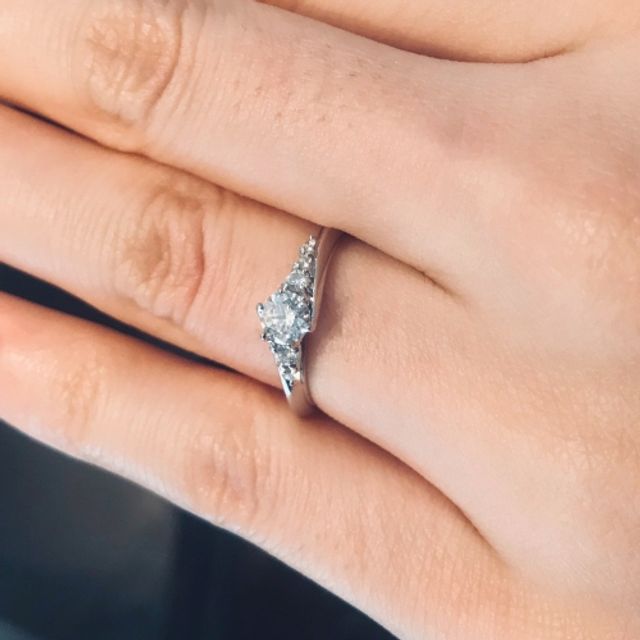 【エクセルコダイヤモンド(EXELCO DIAMOND)の口コミ】 バラの花をモチーフにしてデザインされたリングで、大きなダイヤモンドは…