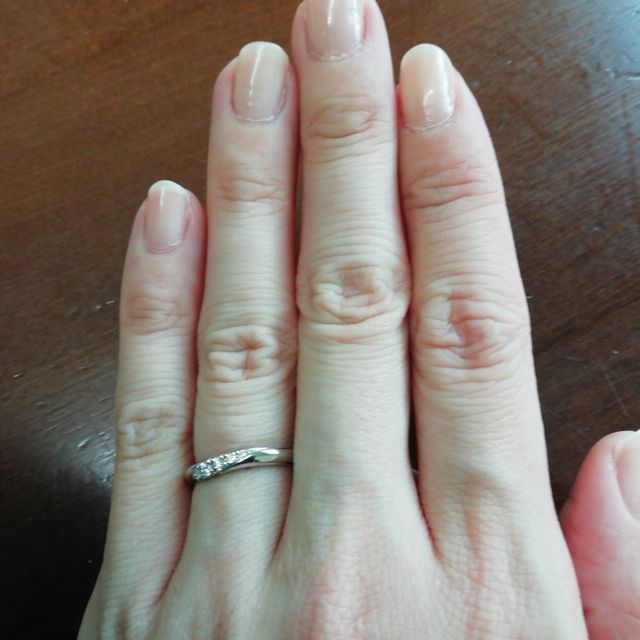 【銀座ダイヤモンドシライシの口コミ】 爪留めで埋め込みとは違う輝きがあり、つけ心地が良かったです。ストレー…