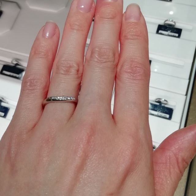 【ROYAL ASSCHER(ロイヤル・アッシャー)の口コミ】 ダイヤモンドが白く輝いていて、とても綺麗です。ロイヤルの称号が付いて…