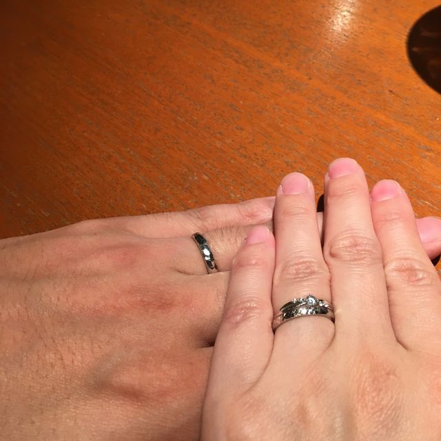 【CRAFY(クラフィ)の口コミ】 婚約指輪の総合サイトで色々と見ましたが、こちらの叩いた様なデザインが…