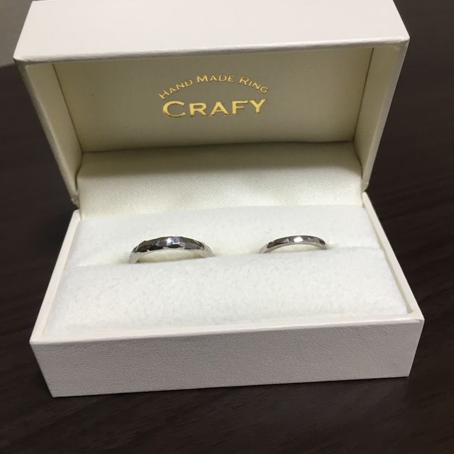 【CRAFY(クラフィ)の口コミ】 婚約指輪の総合サイトで色々と見ましたが、こちらの叩いた様なデザインが…