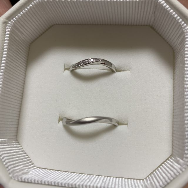 【4℃ BRIDAL(ヨンドシーブライダル)の口コミ】 新郎新婦共にウェーブの形で指が長く見えます。新婦側はダイヤをうめこん…