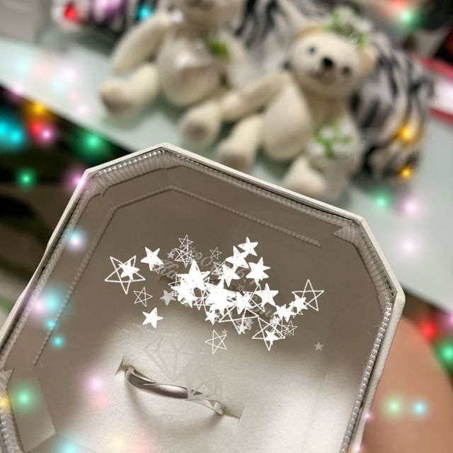 【4℃ BRIDAL(ヨンドシーブライダル)の口コミ】 新郎新婦共にウェーブの形で指が長く見えます。新婦側はダイヤをうめこん…
