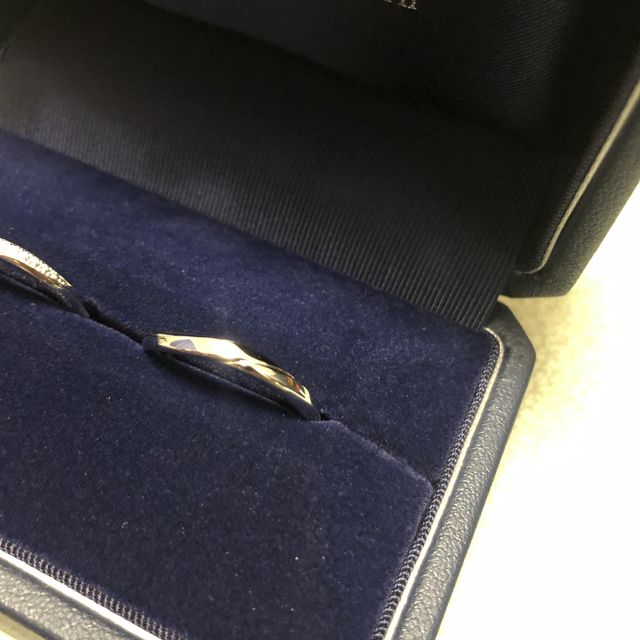 【銀座ダイヤモンドシライシの口コミ】 流れ星のようにラインが入っているので、指がスッキリ見えます。Ｖ字ライ…