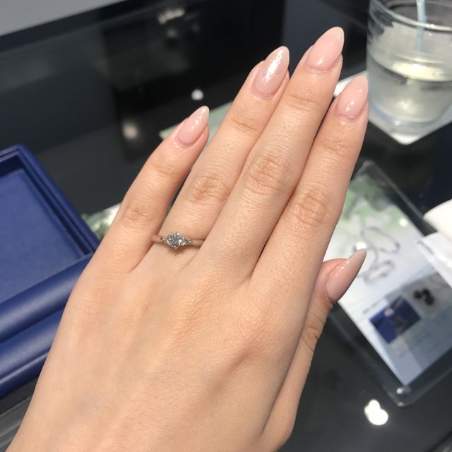 【銀座ダイヤモンドシライシの口コミ】 シンプルで結婚指輪を選ぶ時もなんでも合わせやすいデザイン。接客して下…