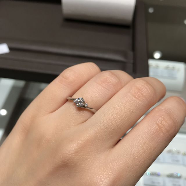 【アイプリモ(I-PRIMO)の口コミ】 ウェーブタイプのハーフエタニティーで探していました。前から見てもキラ…