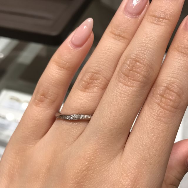 【アイプリモ(I-PRIMO)の口コミ】 ウェーブタイプのハーフエタニティーで探していました。前から見てもキラ…