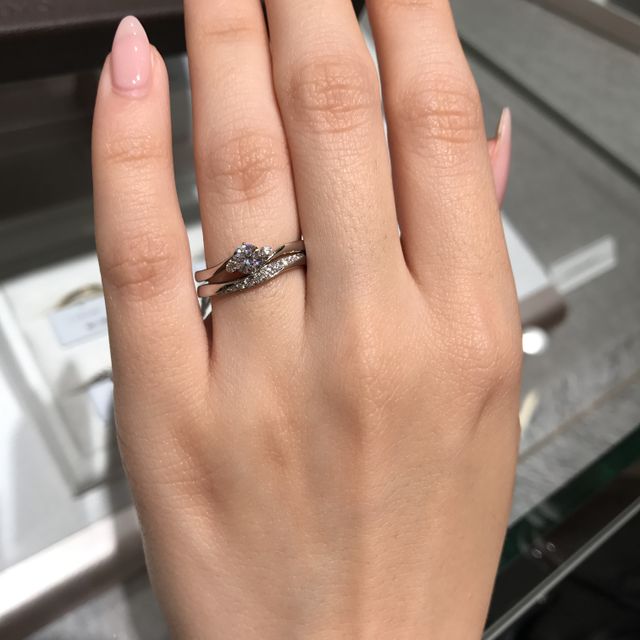 【アイプリモ(I-PRIMO)の口コミ】 ウェーブタイプのハーフエタニティーで探していました。前から見てもキラ…