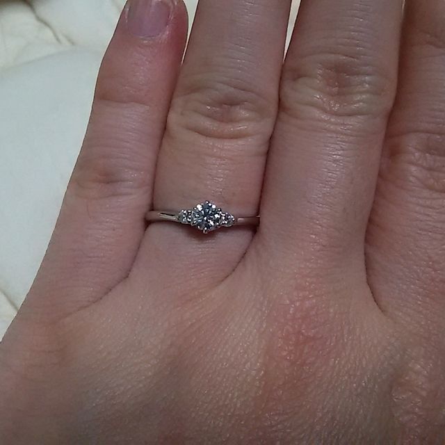 【銀座ダイヤモンドシライシの口コミ】 指が短い私にとって今まで指輪はウェーブのものばかり選んでいましたが実…