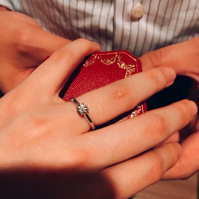 【カルティエ(Cartier)の口コミ】 ダイヤモンドに台座が付いた「婚約指輪らしい」デザインで探していました…