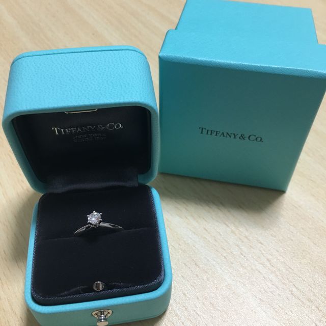 【ティファニー(Tiffany & Co.)の口コミ】 婚約指輪ですが彼と一緒に選びました。価格は少し高めで躊躇してしまいま…