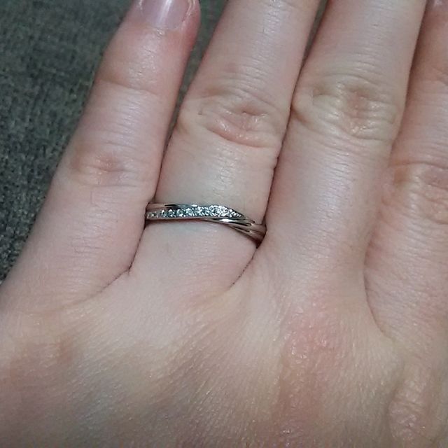 【銀座ダイヤモンドシライシの口コミ】 二人で試着してみて、婚約指輪と一緒につけられるデザインがよかったこと…