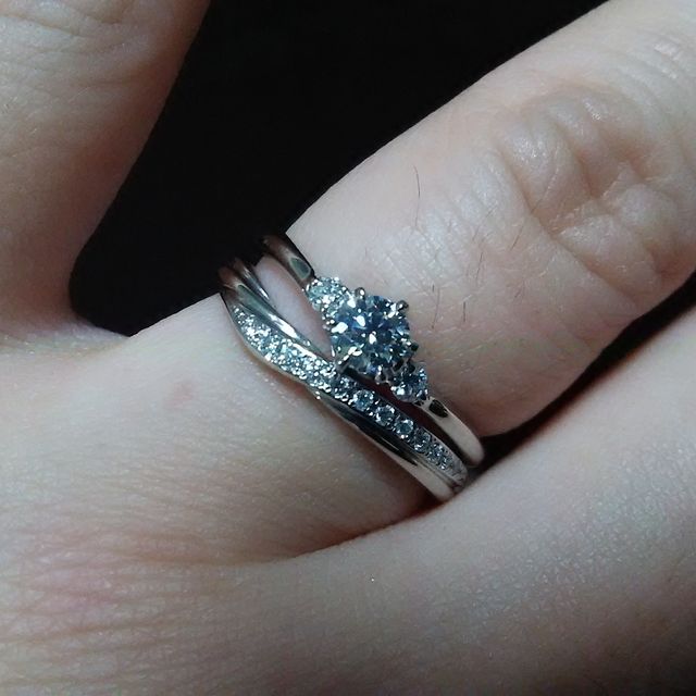 【銀座ダイヤモンドシライシの口コミ】 二人で試着してみて、婚約指輪と一緒につけられるデザインがよかったこと…