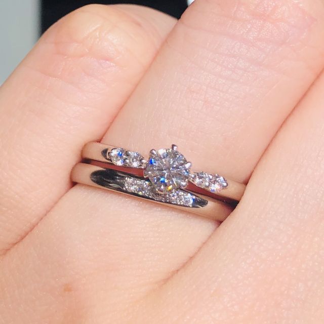【ラザール ダイヤモンド(LAZARE DIAMOND)の口コミ】 小さなダイヤが5石並んでいるのに惹かれました。細身のリングなので着用時…