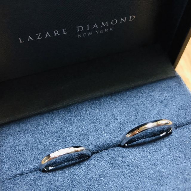 【ラザール ダイヤモンド(LAZARE DIAMOND)の口コミ】 小さなダイヤが5石並んでいるのに惹かれました。細身のリングなので着用時…
