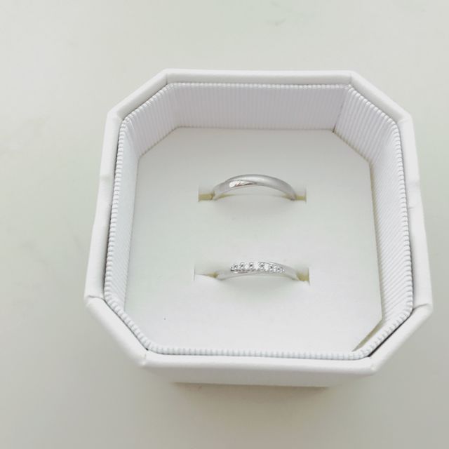 【4℃ BRIDAL(ヨンドシーブライダル)の口コミ】 男性用の指輪は、光沢のあるデザインとマットなデザイン両方がはいってる…