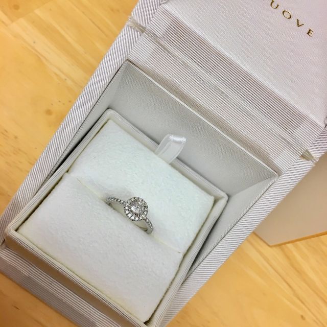 【ENUOVE(イノーヴェ)の口コミ】 婚約指輪を探していた時にネットで見て、一目惚れでした。
シンプルな一粒…