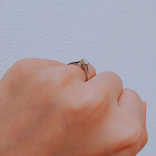 【銀座ダイヤモンドシライシの口コミ】 シンプルなソリティアデザインのものを探していて、こちらは横から見たと…