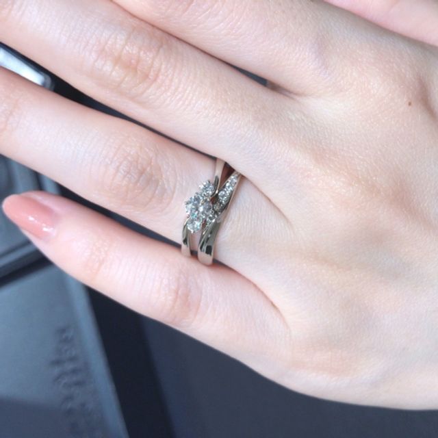 【ROYAL ASSCHER(ロイヤル・アッシャー)の口コミ】 婚約指輪は大きなセンターストーンとサイドのメレダイヤとの対比が綺麗で…