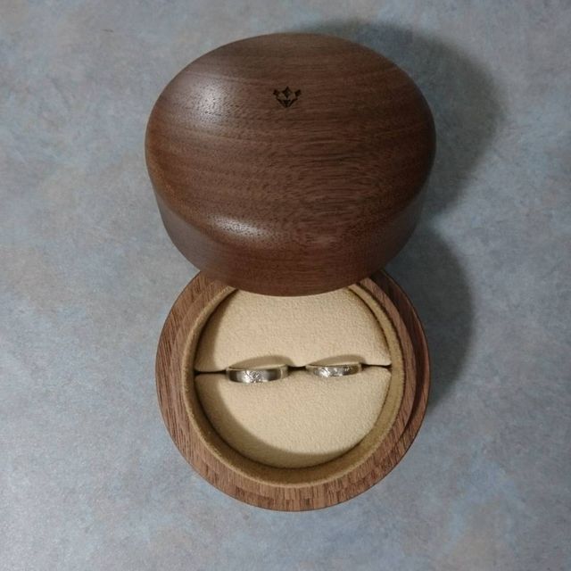 【COLANY(コラニー)の口コミ】 指輪の色味が、派手すぎず、落ち着いたややマットな感じが良かったです。
…