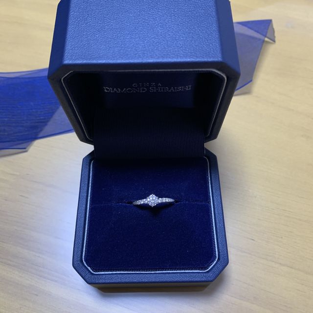 【銀座ダイヤモンドシライシの口コミ】 スターリーというウェーブタイプのものにしました。派手過ぎず、シンプル…