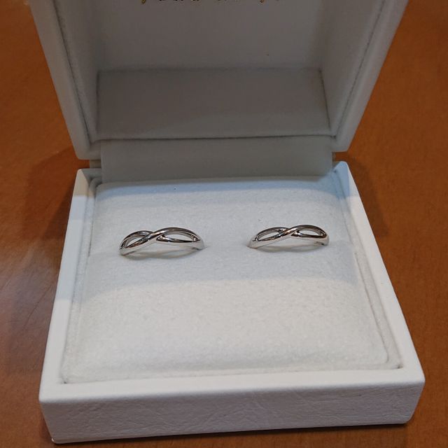 【ジュエリー東京の口コミ】 元々、婚約指輪とセットで身に付けられるものを探していました。婚約指輪…