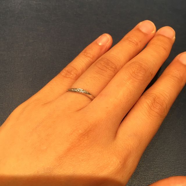 【銀座ダイヤモンドシライシの口コミ】 彼女がウェーブのデザインが好きで、ウェーブのデザインを探していたが、…