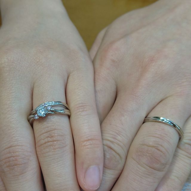 【Pink Dolphin Diamond(ピンクドルフィンダイヤモンド)の口コミ】 婚約指輪と同じピンクダイヤモンドが入ってるものを見せてもらい、一目惚…