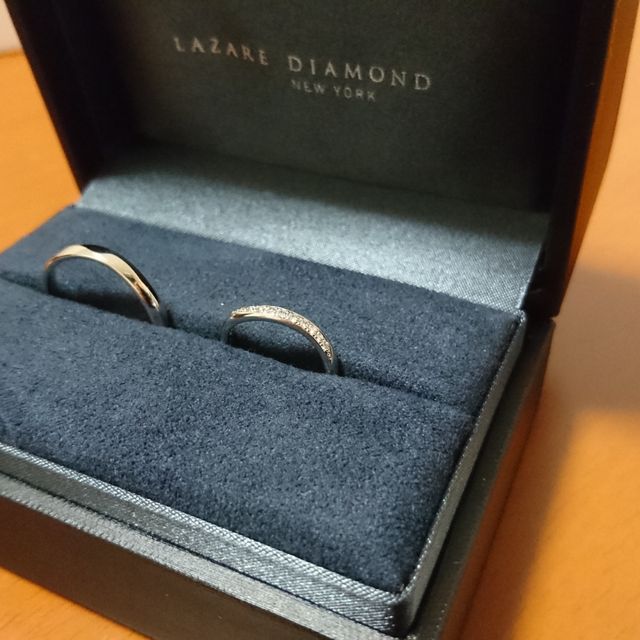 【ラザール ダイヤモンド(LAZARE DIAMOND)の口コミ】 湾曲した指輪が好みだったため、それを軸に検討していた。湾曲している指…