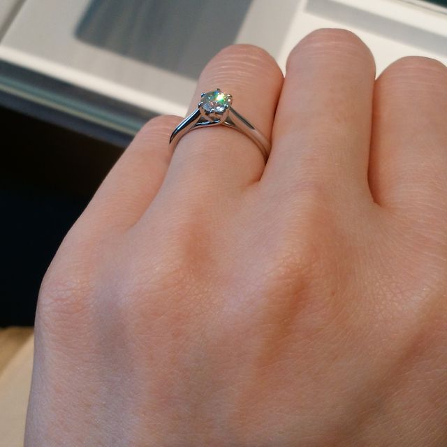 【銀座ダイヤモンドシライシの口コミ】 色々なデザインの指輪を試着しましたが、やはり王道のシンプルな一粒ダイ…