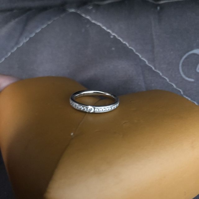 【ラザール ダイヤモンド(LAZARE DIAMOND)の口コミ】 シンプルだけど存在感のある指輪でダイヤ一粒一粒の輝きがより際立った一…