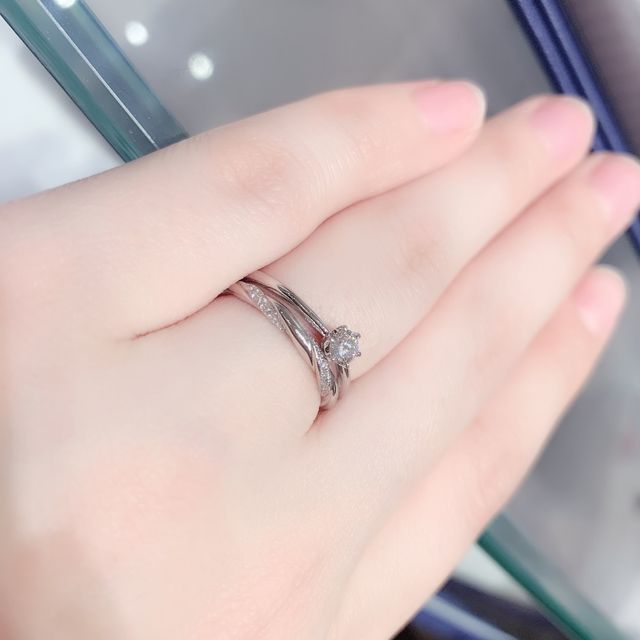 【銀座ダイヤモンドシライシの口コミ】 婚約指輪は、普段でも気軽に付けることができるよう、出っ張りが低いデザ…