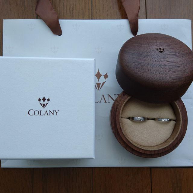 【COLANY(コラニー)の口コミ】 指輪の形、つや消しの光沢加減、手彫りで刻まれたグミの枝等、自然と手に…