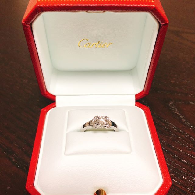 【カルティエ(Cartier)の口コミ】 婚約指輪として、プレゼントしてもらいました＾＾
カルティエのバレリーナ…