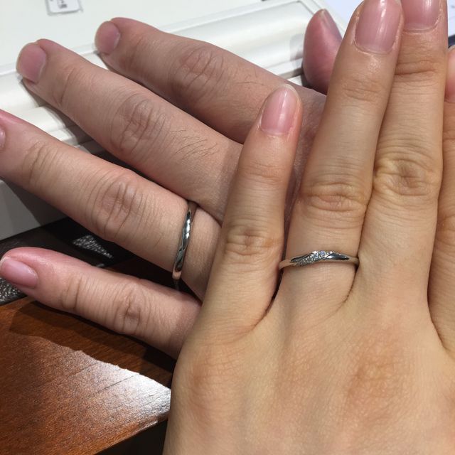 【Ponte Vecchio(ポンテヴェキオ)の口コミ】 新婦の指輪は銀座と大阪の専門店限定のデザインです。
ダイヤが斜めに入っ…