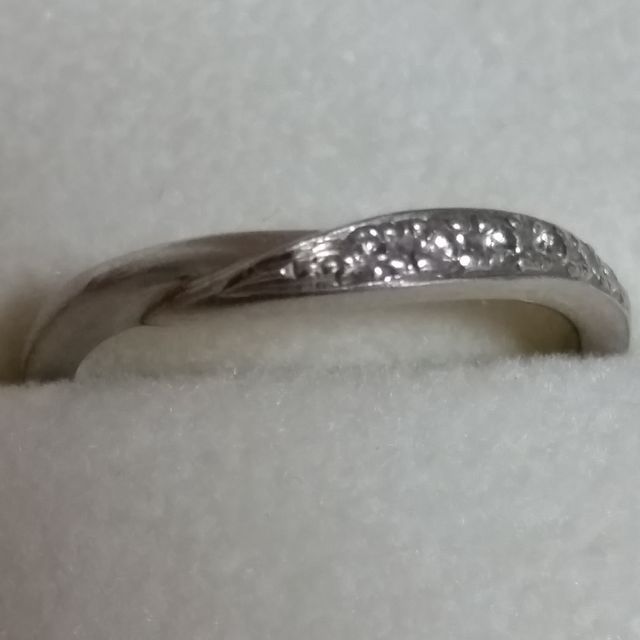 【アンジェリックフォセッテ(Angelique Fossette)の口コミ】 婚約指輪を購入した時に、一緒に選ぶと特典があったので決めてしまいまし…