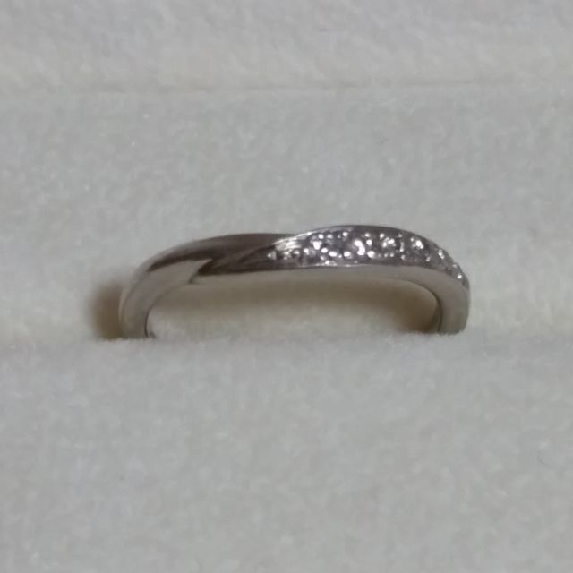 【アンジェリックフォセッテ(Angelique Fossette)の口コミ】 婚約指輪を購入した時に、一緒に選ぶと特典があったので決めてしまいまし…