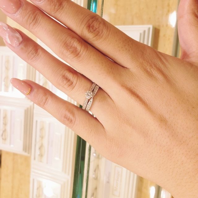 【Mariage ent(マリアージュエント)の口コミ】 華やかさのあるデザインで指の形にピッタリのフォルムが決め手ですね。指…
