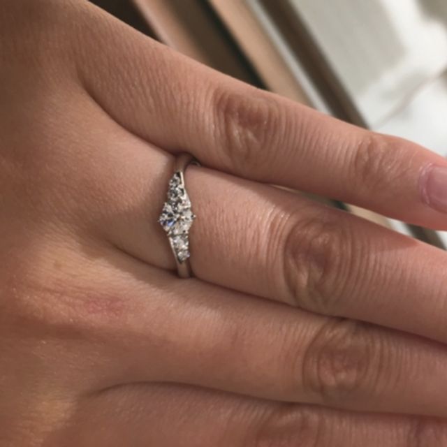 【CHARMY(チャーミー)の口コミ】 中心に大きなダイヤモンドがひとつあるオーソドックスなタイプではなく、…