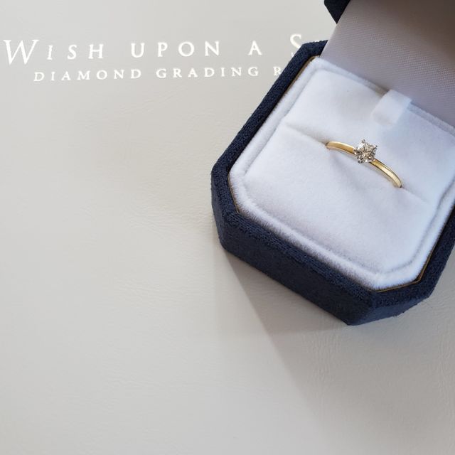 【festaria bijou SOPHIA(フェスタリア ビジュソフィア)の口コミ】 シンプルなフレームにダイアモンドが乗っている、THE婚約指輪といったもの…